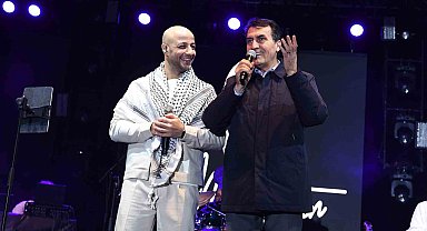 Ünlü şarkıcı MaherZain ilahilerini Osmangazi Meydanı'nda söyledi