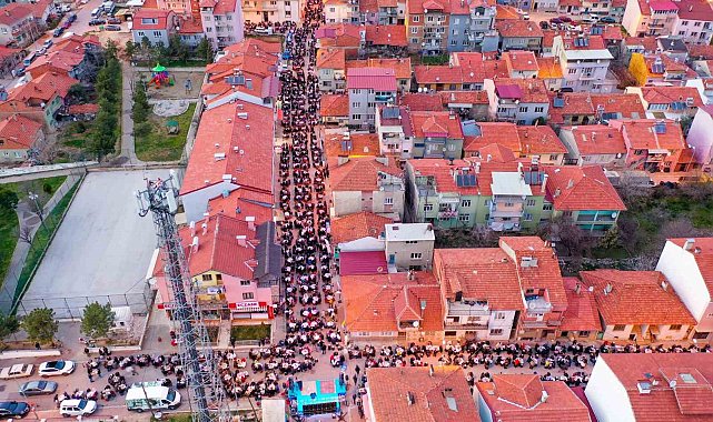 Uşak Belediyesi ilk iftar yemeğini Dikilitaş Mahallesi'nde düzenledi