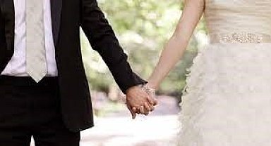 Uşaklı gençler evliliği erteliyor