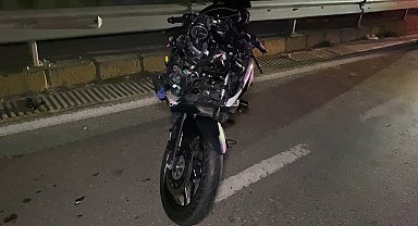 Üst geçidi kullanmayan 2 kişiye motosiklet çarptı