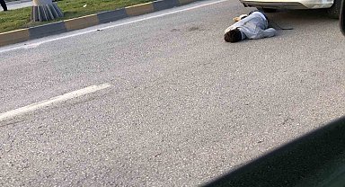 Üstgeçidi kullanmayan genç otomobilin çarpmasıyla metrelerce uçtu