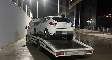 Uyuşturucu hap yüklü otomobili çekiciyle taşırken yakalandılar