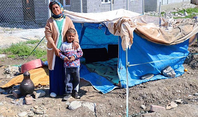 Uyuşturucu müptelası kocası tarafından darp edilip sokağa atılan kadın, çocuklarıyla çadırda yaşamaya başladı