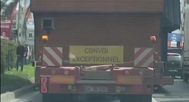 Üzerinde taşınabilir ev olan tır, üst geçit altında sıkıştı