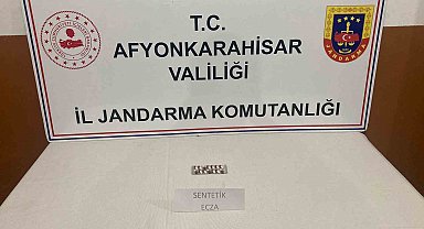 Üzerlerinde sentetik ecza hapı ile yakalandılar