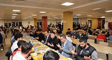 Vali Akbıyık, KYK öğrencileri ile iftar yaptı