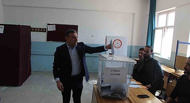 Vali Cevdet Atay ve Başkan Mehmet Yarka oylarını kullandı