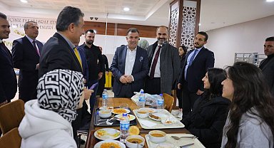 Vali Eldivan KYK'lı gençlerin iftar sofrasına konuk oldu