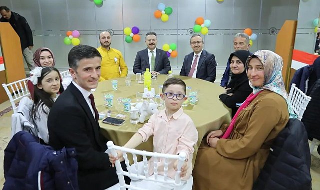 Vali Hüseyin Aksoy Down sendromlu çocuklar ve aileleriyle bir araya geldi