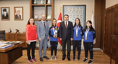 Vali Işın, dereceyle dönen sporcuları kabul etti