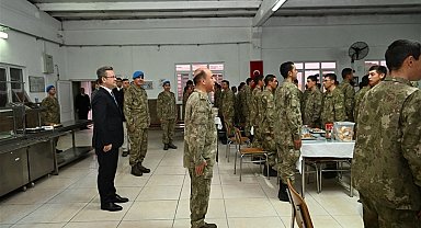 Vali Ünlü, vatani görevini yapan er ve erbaşlarla iftar yaptı