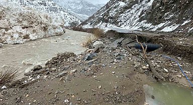 Van-Çatak kara yoluna çığ düştü