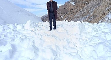 Van'da mahalle yoluna çığ düştü