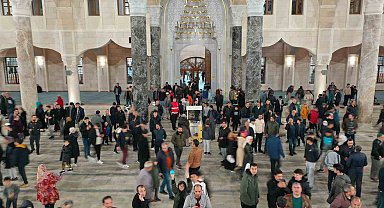 Vatandaşlar Ramazanda Millet Cami'ne akın etti