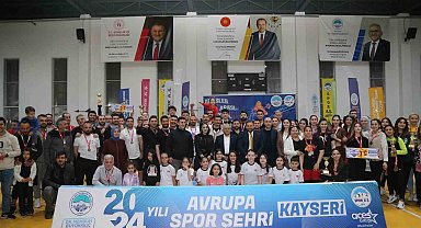 Voleybol turnuvasında dereceye giren takımlara ödülleri veridi