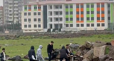Yağmurda ıslanan köpeğe yuva yapan öğrenciler yürekleri ısıttı