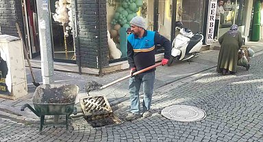 Yağmursuyu ızgaralarına atılan çöpler temizlendi