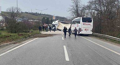 Yalova'da devrilen mıcır yüklü tıra otobüs çarptı