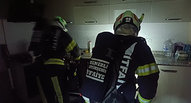 Yanan evde 4 kişi mahsur kaldı