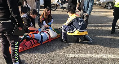 Yaya geçidinde otomobilin çarptığı yayanın ayağı kırıldı