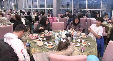 Yetim çocuklar, Tuzla'da düzenlenen iftar programında bir araya geldi