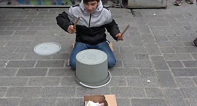 Yoğurt kabıyla bateri çalan çocuğa yoğun ilgi