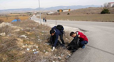 Yol kenarındaki atıklardan rahatsız olan iki öğrenci kolları sıvadı, 160 kilogram çöp topladı
