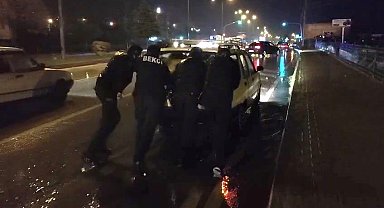 Yol ortasında kalan otomobili gece bekçileri kenara çekti