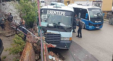 Yolcu dolu minibüs bahçe duvarına çarptı: 5 yaralı