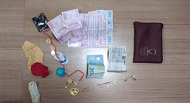 Yolda bulunan ziynet eşyası ve para dolu cüzdan polis ekiplerinin çabasıyla sahibine ulaştırıldı