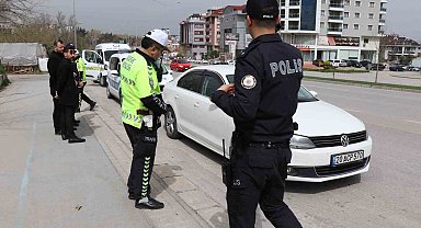 Yolun karşısına geçerken otomobilin çarptığı yaşlı adam kurtarılamadı