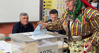 Yöresel kıyafetle oy kullandılar