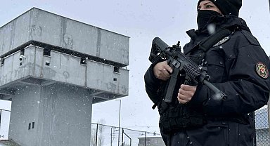 Yüksekova kadın polisleriyle emniyette
