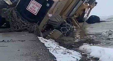 Yüksekova'da iş makinesi yol kenarındaki boşluğa düştü