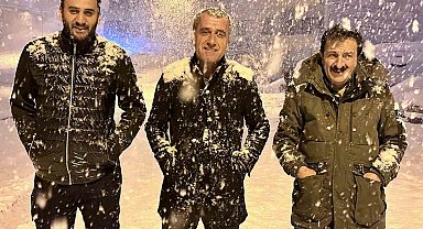 Yüksekova'da lapa lapa kar yağışı