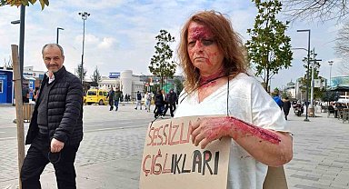 Yüzüne makyaj yapıp sokağa indi, gören dönüp bir daha baktı