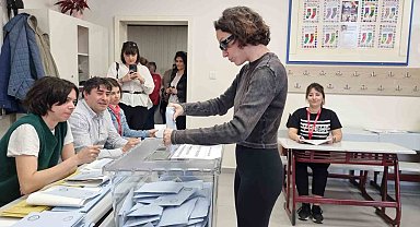 Zeynep Bastık, oy sırası beklemek istemeyince yerine asistanını koydu