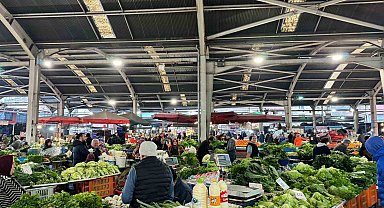 Zonguldak halk pazarında bezelye 100 liradan alıcı buldu