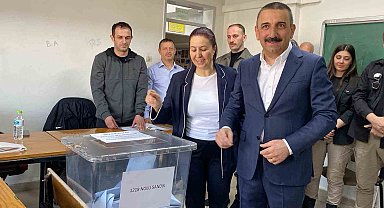 Zonguldak Valisi ve Belediye Başkanı oyunu kullandı