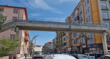 14 yaşındaki genç kız üst geçitten atladı