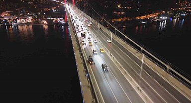 15 Temmuz Şehitler Köprüsü'nde bir aracın lastiği patladı: Kilometrelerce araç kuyruğu havadan görüntülendi
