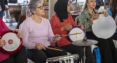 16 kişiden oluşan Kadın Ritim Grubu, Antika Pazarı'nda konser verdi