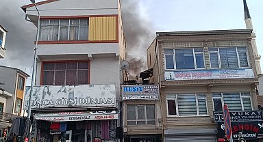 2 katlı binanın avlusunda çıkan yangın söndürüldü