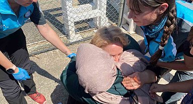 21 saattir havada mahsur kaldı, helikopterden iner inmez yeri öptü