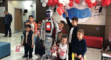 23 Nisan coşkusunu Robot Ada ile kutladılar