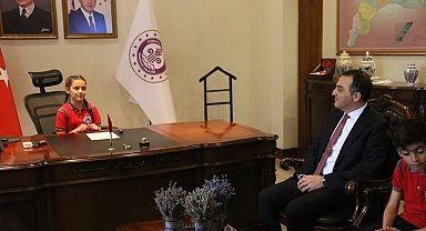 23 Nisan'da Vali koltuğuna oturan öğrenci; "Bir gün bu gerçekten bu koltuğa oturunca görevimizin hakkını vereceğiz."