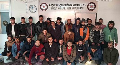 26 kaçak göçmeni tıka basa minibüse dolduran 2 organizatör tutuklandı