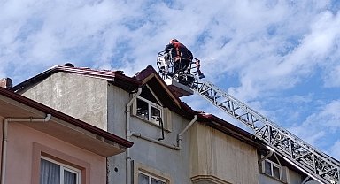 3 katlı binanın çatısında panikleten yangın
