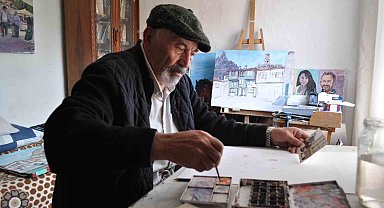 30 yıl içerisinde 400'den fazla yaptığı resimle evini atölyeye çevirdi