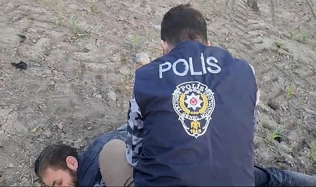 'Dur' ihtarına uymayarak kaçan otomobilden 5 kaçak göçmen çıktı